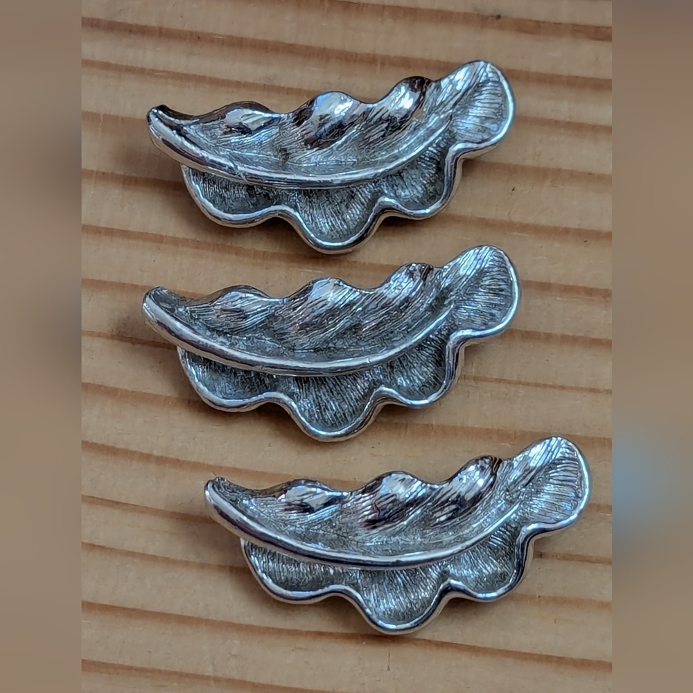 Gerry's leaf brooch pin vintage silver tone thick weighty pretty Fall Autumn Art